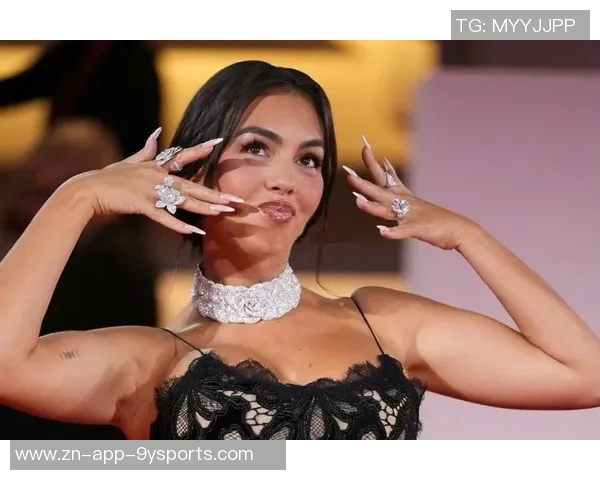 C罗获环足奖感言感谢妻子乔治娜台下微笑展幸福瞬间