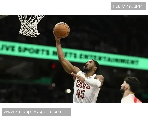 米切尔全场表现亮眼22投11中三分命中率高达36砍下32分9篮板5助攻正负值13